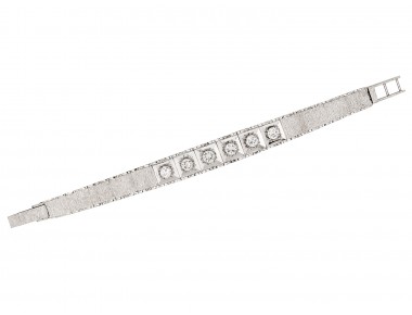 Articulated 18K white gold bracelet with six round diamonds totaling approx. 2.30 carats, textured and polished panels, tapered 11 to 8 mm, length 6 inches