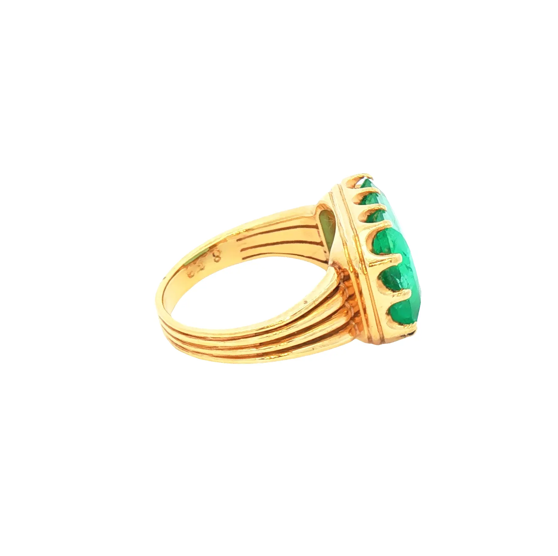 AGL and GIA certified 8.30 carat Colombian emerald ring in 18K yellow gold with modified mixed cut and natural clarity