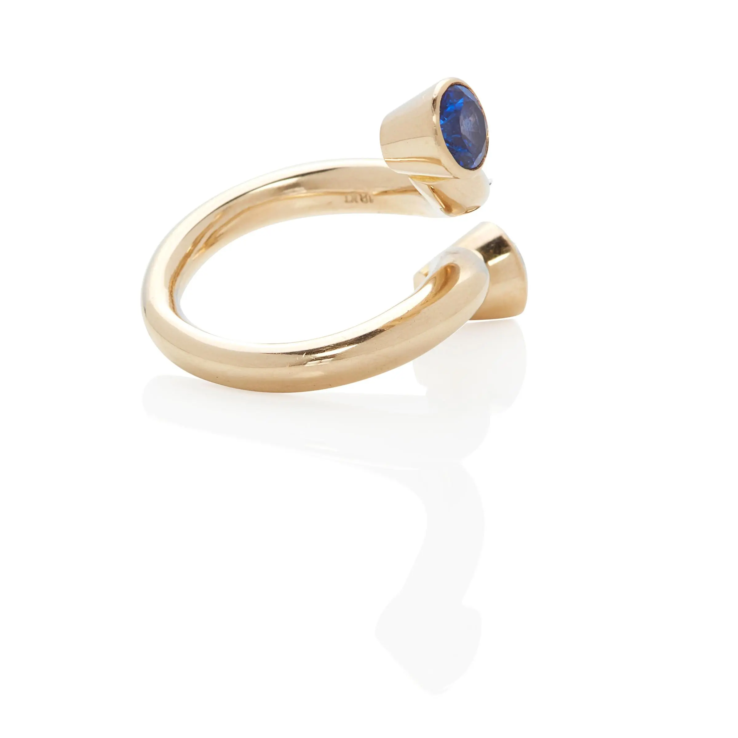 Toi-et-moi ring with round brilliant diamond and vivid blue sapphire in 18K white gold, crossover setting.