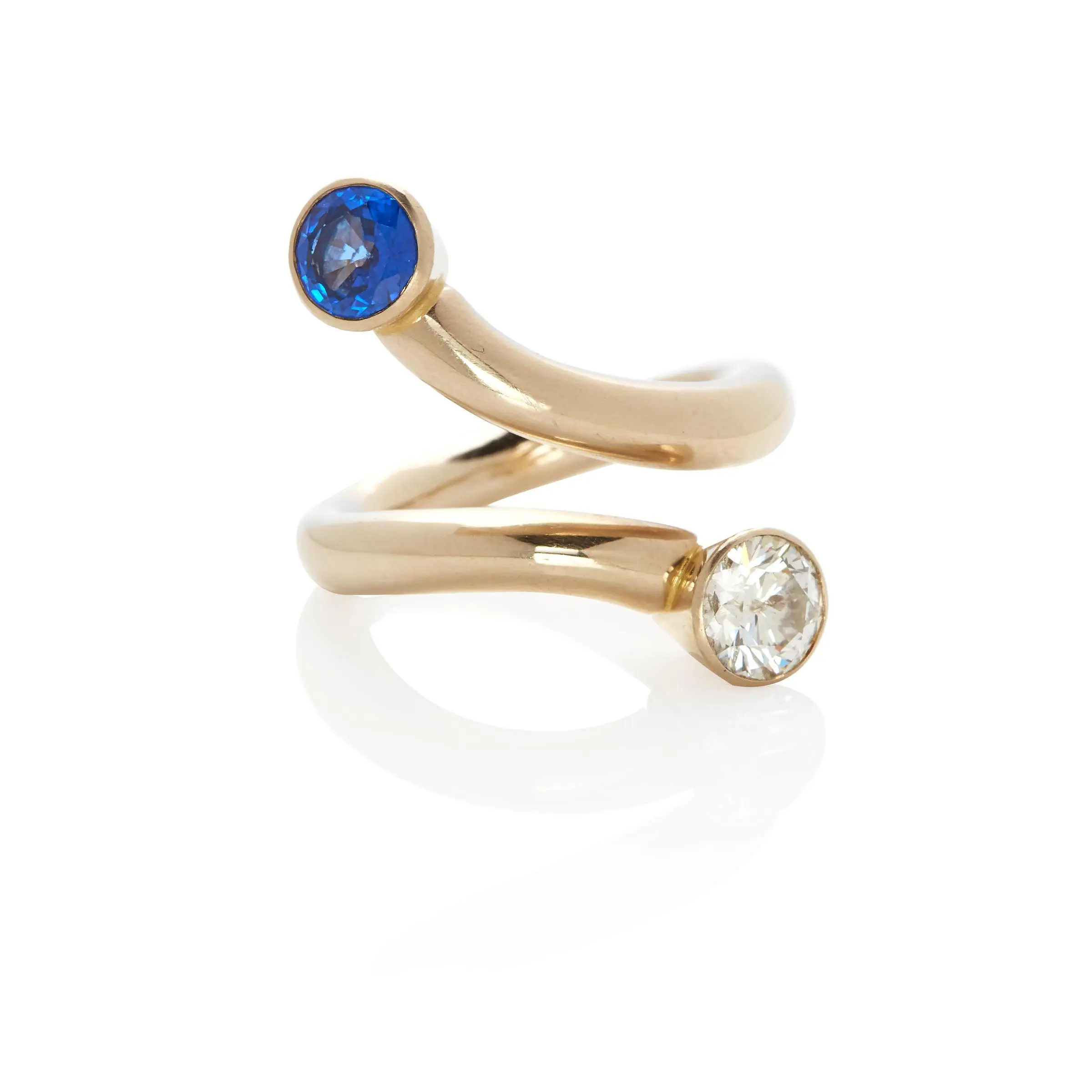 Toi-et-moi ring with round brilliant diamond and vivid blue sapphire in 18K white gold, crossover setting.